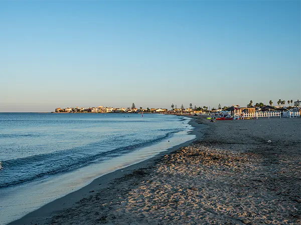Marzamemi, la sua spiaggia e la cittadina sullo sfondo