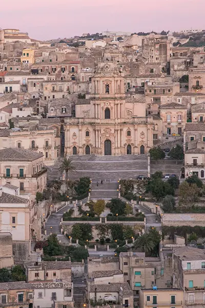 Veduta sui quartieri di Modica bassa e modica alta visti dal belvedere dell'Itria, che sta sopra il quartiere Cartellone, nel quartiere Dente