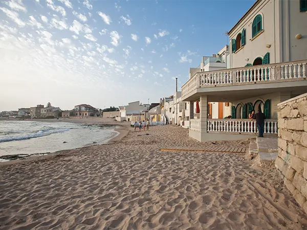 Punta Secca, la spiaggia e la famosa casa dove è stato ambientata la fiction il comissario Montalbano