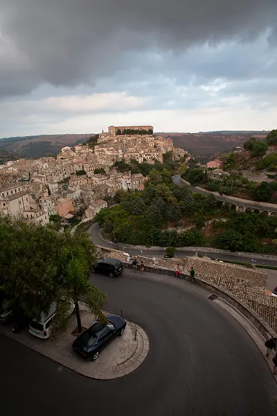 Vista sul colle di Ragusa Ibla dalle curve della strada per Ragusa